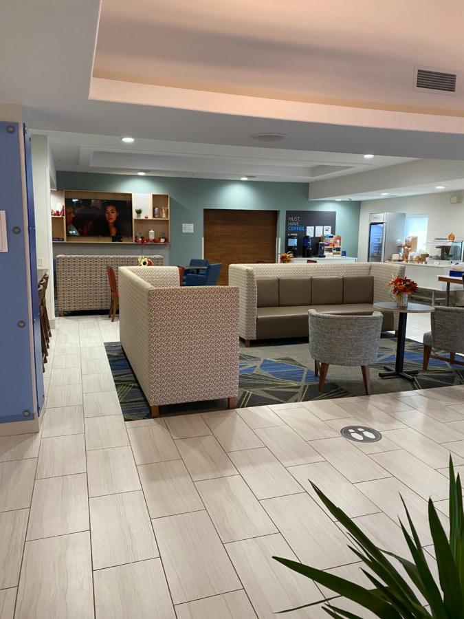 Holiday Inn Express Hotel & Suites Weston By Ihg Екстериор снимка