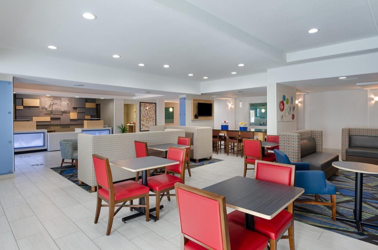 Holiday Inn Express Hotel & Suites Weston By Ihg Екстериор снимка