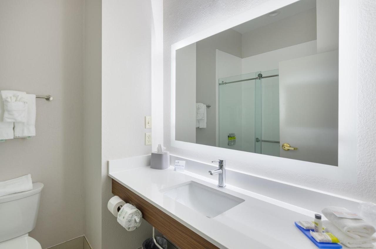 Holiday Inn Express Hotel & Suites Weston By Ihg Екстериор снимка