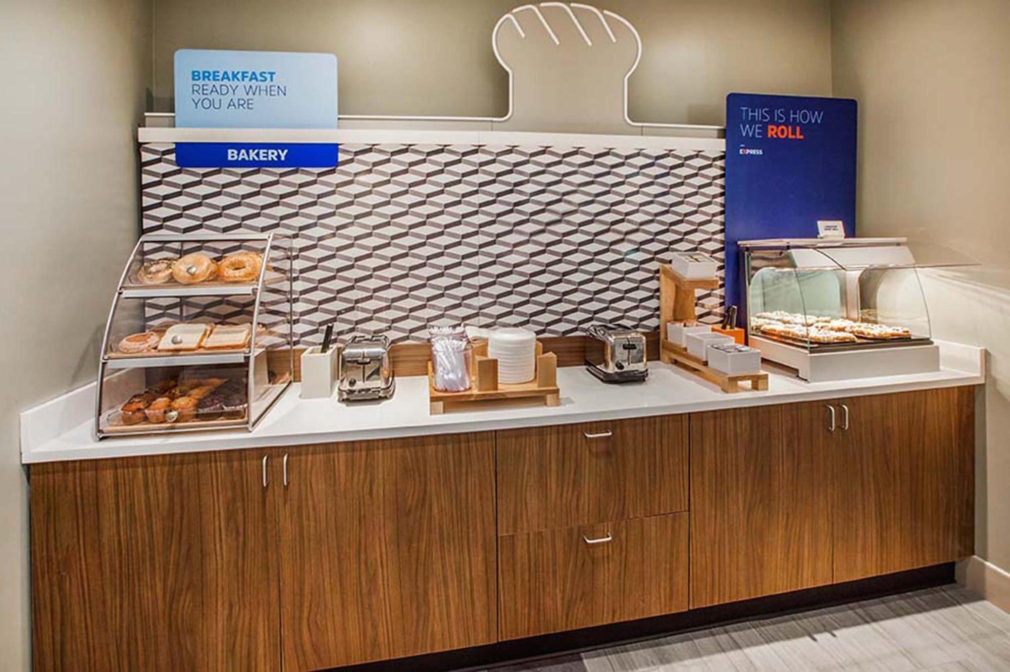Holiday Inn Express Hotel & Suites Weston By Ihg Екстериор снимка